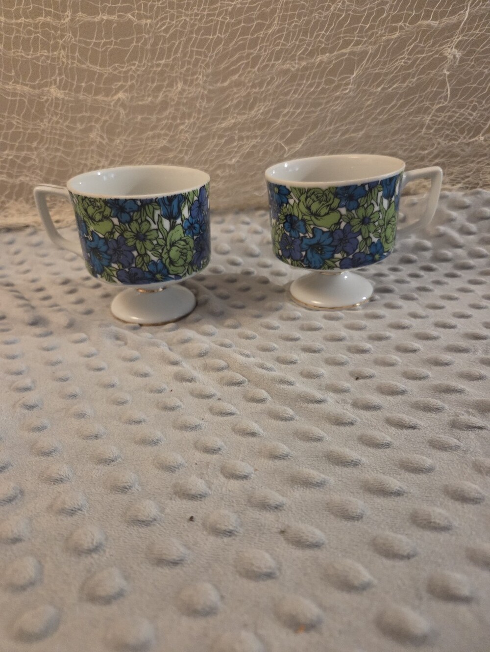 Adorable vintage 70's coffee cups! Footed ceramic cups in a glossy finish gold 2